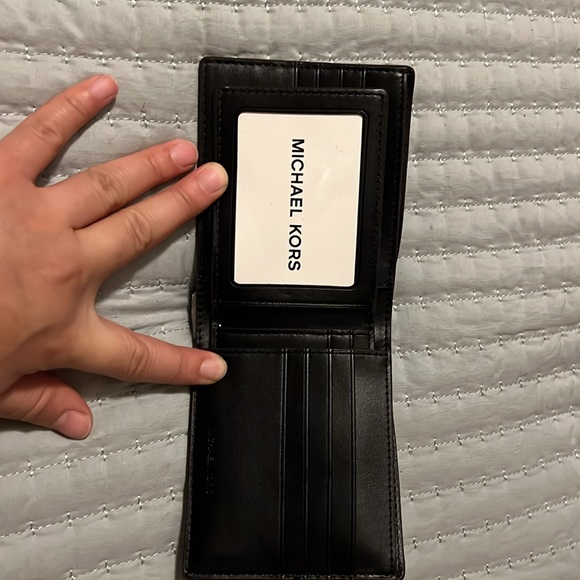 Michael Kors wallet - Picture 3 of 4